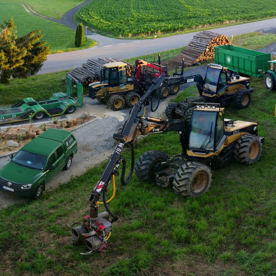 Maschinenpark bestehend aus Harvester, Rückezug & Co.